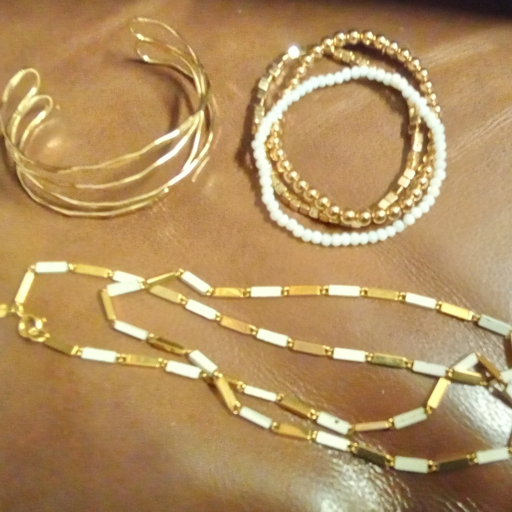 Chic Gold tone and White Bracelet & Necklace Set